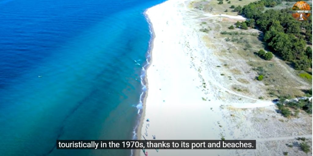 Δείτε βίντεο: Κεραμωτή Καβάλας -Η μεγαλύτερη Αμμόγλωσσα της Ελλάδας, που ενώνει θάλασσα και πευκοδάσος