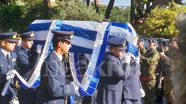 Σε εξέλιξη η εξόδιος ακολουθία στα Χανιά για τον ήρωα πιλότο Χρήστο Μουλά