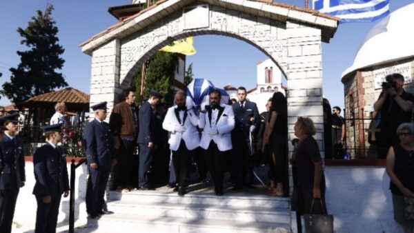 Θλίψη & συγκίνηση στο τελευταίο «αντίο» του ανθυποσμηναγού Περικλή Στεφανίδη που «έπεσε» με το Canadair