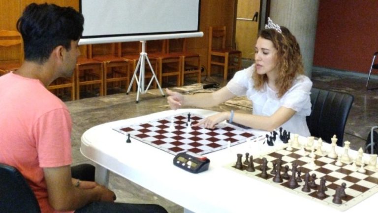 Θεσσαλονίκη: Η Λάνα Μέρτζερ από την Ουκρανία διδάσκει σκάκι σε πρόσφυγες