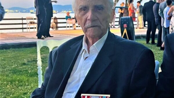 Παναγιώτης Μπογδάνος: Ο λεγεωνάριος που συνόδευσε τον Κ. Καραμανλή στο αεροδρόμιο για την ιστορική πτήση προς τη Μεταπολίτευση