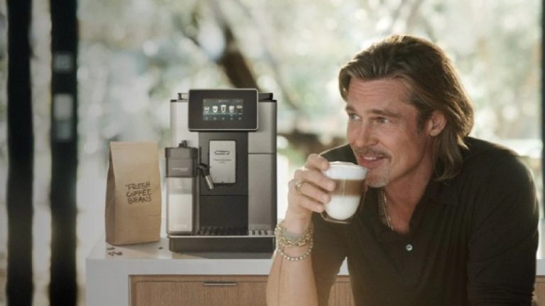 Πιο γοητευτικός από ποτέ ο Μπραντ Πιτ στη νέα διαφημιστική καμπάνια συσκευών καφέ