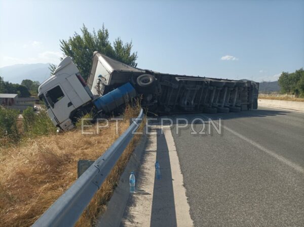 Σέρρες: Ανατροπή τριαξονικής νταλίκας στην Εγνατία Οδό – Ένας τραυματίας -φωτο