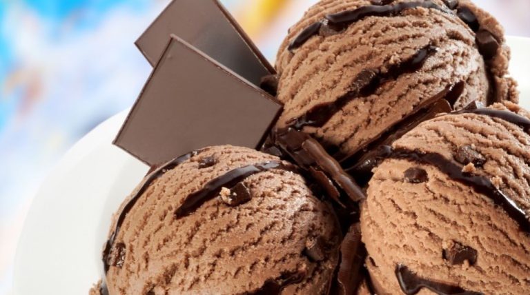 Πανεύκολο παγωτό σοκολάτα με μόλις 3 υλικά, χωρίς καθόλου ζάχαρη