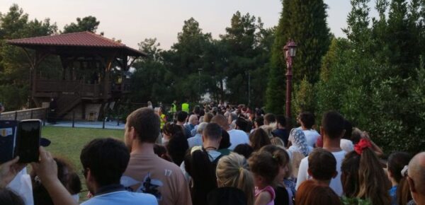 Θεσσαλονίκη: Κοσμοπλημμύρα στη Σουρωτή για τον Άγιο Παΐσιο - Ουρές για να προσκυνήσουν τον τάφο του