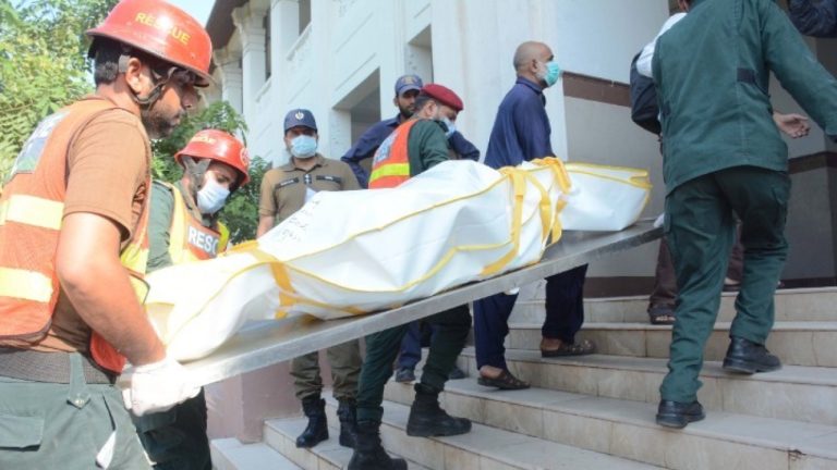 8 τουρίστες σκοτώθηκαν και άλλοι 9 τραυματίστηκαν από πτώση βαν σε χαράδρα