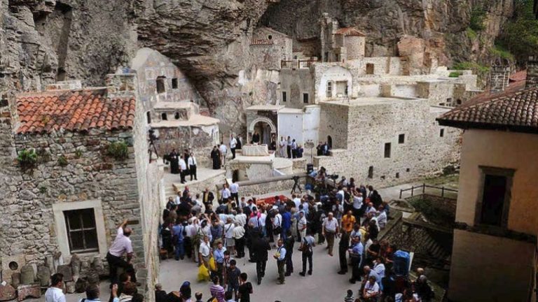 Αναθεώρησαν οι τουρκικές αρχές: Κανονικά η πατριαρχική Θεία Λειτουργία στην Παναγία Σουμελά
