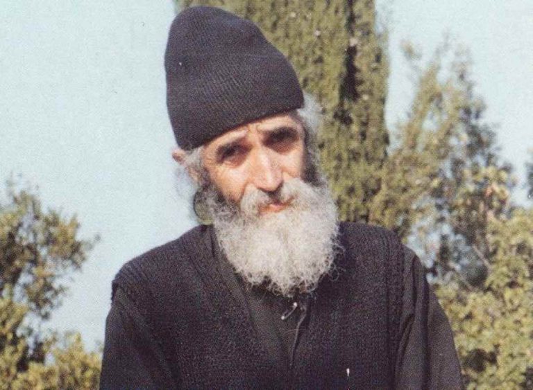 Ο νεαρός Αρσένιος Εζνεπίδης, μετέπειτα Άγιος Παΐσιος, στρατιώτης στο μέτωπο του ’40 Στις 14 Σεπτεμβρίου 1924 η οικογένεια Εζνεπίδη, μαζί με τα καραβάνια των προσφύγων, έφτασε στον Πειραιά και προωθήθηκε στην Κέρκυρα, όπου έμεινε χρόνο. Στη συνέχεια μεταφέρθηκε στην Ηγουμενίτσα και κατέληξε στην Κόνιτσα, όπου ο νεαρός ο Αρσένιος τελείωσε το δημοτικό σχολείο.
