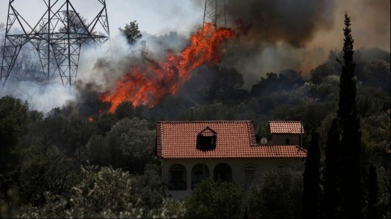 Δήμαρχος Σαρωνίδας: Έχουν καεί σπίτια – Η χειρότερη καταστροφή που έχει συμβεί την τελευταία δεκαετία