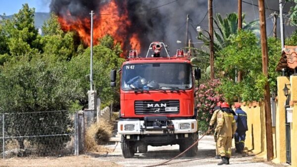 Σε εξέλιξη η πυρκαγιά στα Δερβενοχώρια - Διάσπαρτες εστίες στο Λουτράκι - Ξεκίνησαν ρίψεις τα εναέρια μέσα