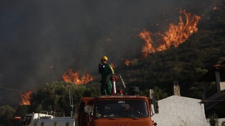 Τρεις εθελοντές πυροσβέστες τραυματίστηκαν ελαφρά στο Σαρωνικό