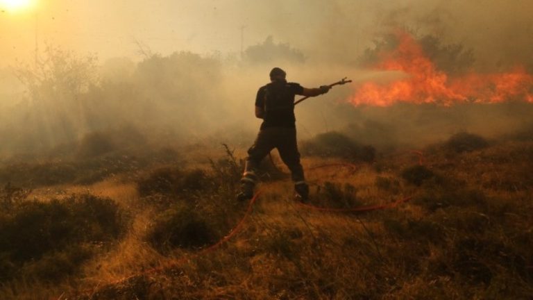 Φωτιές: Δύσκολη νύχτα στη Ρόδο, σε επιφυλακή για τις αναζωπυρώσεις σε Δυτική Αττική και Λακωνία