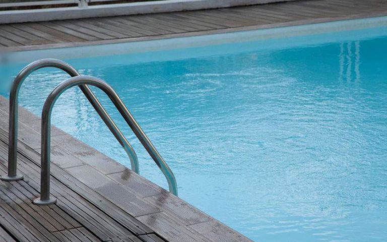 Αγοράκι κόντεψε να πνιγεί σε πισίνα ξενοδοχείου – Συνελήφθη ο διευθυντής της μονάδας