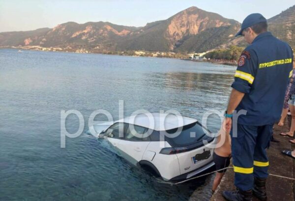 Λύθηκε το χειρόφρενο και το αυτοκίνητο πήγε για… μπάνιο στην θάλασσα – φωτογραφίες