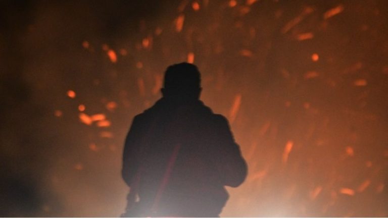 Πυρκαγιά στη Νάξο: Ενισχυθήκαν οι πυροσβεστικές δυνάμεις, δύσκολη η νύχτα