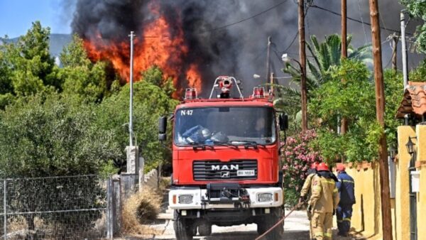 Επί ποδός οι μηχανισμοί περιφέρειας και δήμων για την πυρκαγιά στην ΝΑ Αττική
