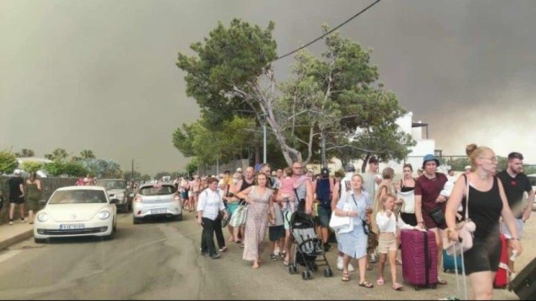 Ανεξέλεγκτη η πυρκαγιά στη Ρόδο – Επιχείρηση λιμενικού για απεγκλωβισμό ατόμων από παραλίες