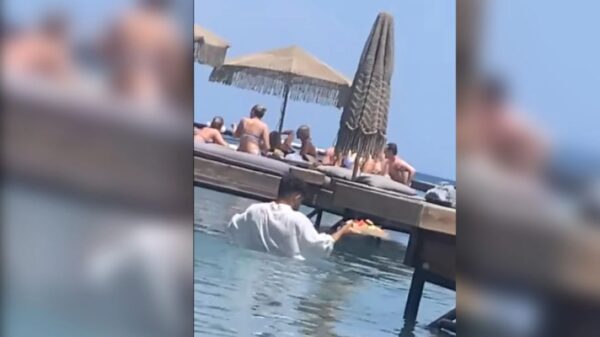 Διπλή κυβερνητική παρέμβαση για τον σερβιτόρο που παρέδιδε κολυμπώντας παραγγελία στη Ρόδο