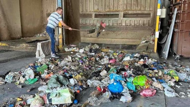 Αφηρημένοι δημότες πετούν στα σκουπίδια πολύτιμα αντικείμενα, κάρτες και κλειδιά