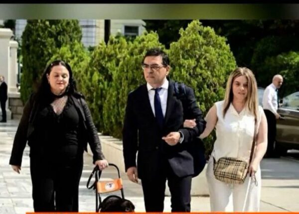 Γιώργος Σταμάτης: Ποιος είναι ο βουλευτής που εμφανίστηκε με τον σκύλο - οδηγό στην Βουλή