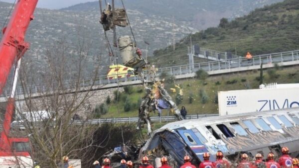 Θεσσαλονίκη: Επιτήδειος προσεγγίζει οικογένειες θυμάτων του δυστυχήματος των Τεμπών και ζητάει χρήματα
