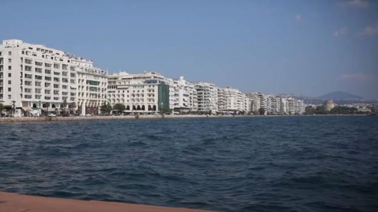 Θεσσαλονίκη: Λιμενικοί διέσωσαν 52χρονη που έπεσε υπό άγνωστες συνθήκες στη θάλασσα