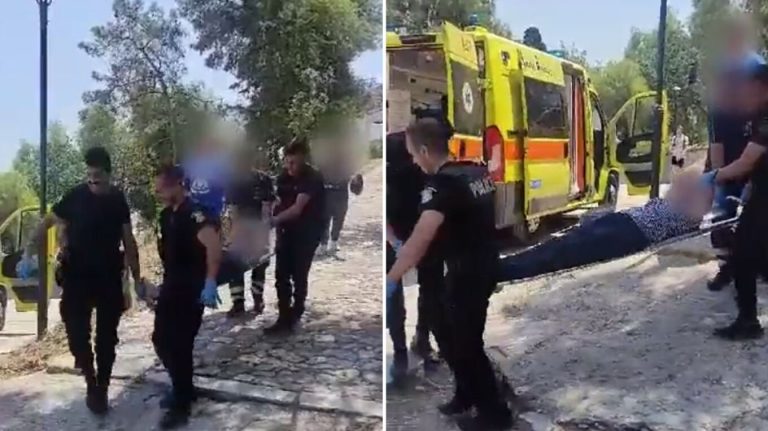 Ακρόπολη: Αστυνομικοί πήραν με φορείο τουρίστρια που κατέρρευσε από τον καύσωνα -video