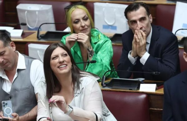 Τι απαντά η βουλευτής Τζώρτζια Κεφαλά στα σχόλια για το ντύσιμό της στην ορκωμοσία στη Βουλή