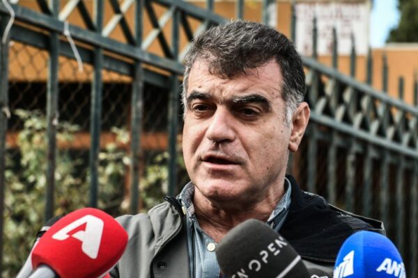 Τραμπούκικη επίθεση κατά του Κώστα Βαξεβάνη