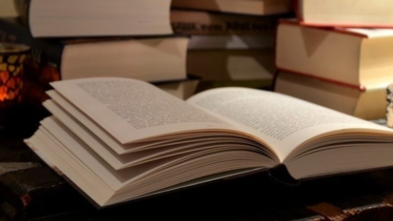 ΔΥΠΑ: Αύριο ξεκινούν οι αιτήσεις για τα voucher βιβλίων με 25% αυξημένη αξία – Δικαιούχοι και κριτήρια