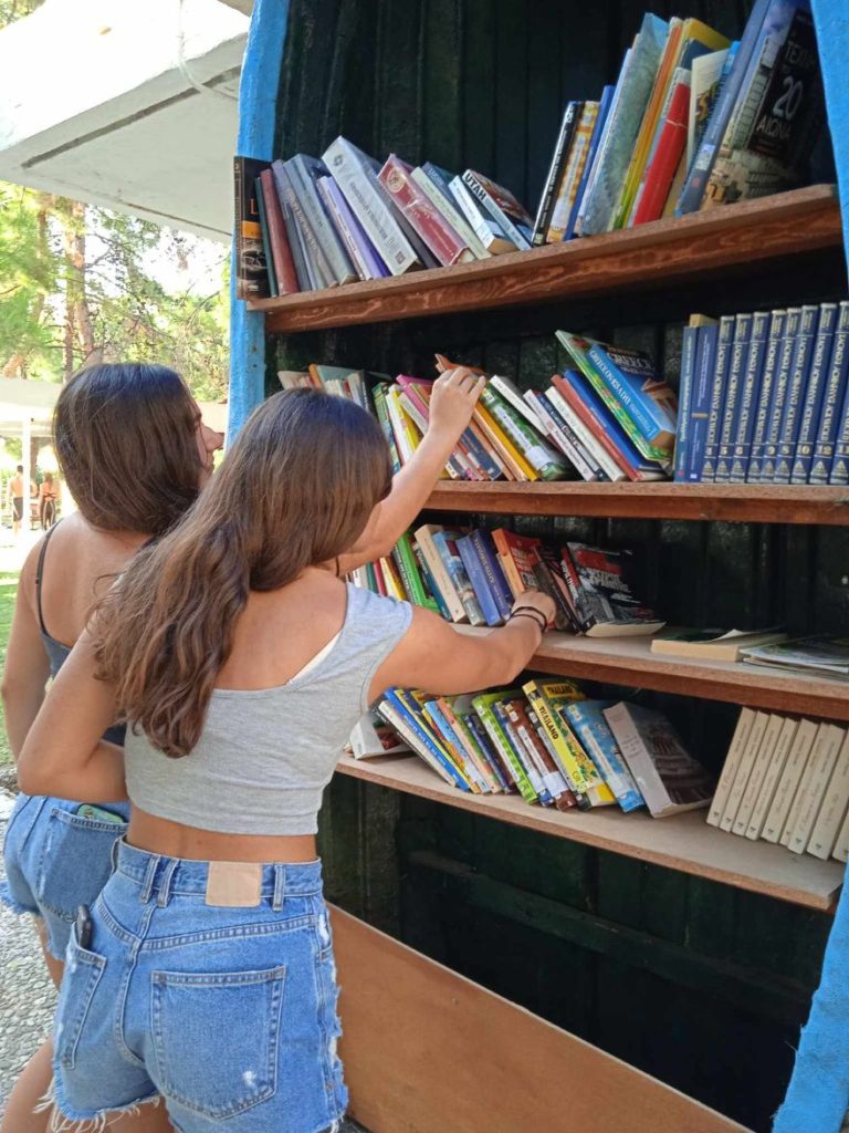 Θεσσαλονίκη: Το άδειο κουφάρι μιας βάρκας «μεταμορφώθηκε» σε πρωτότυπη βιβλιοθήκη στην Καλαμαριά
