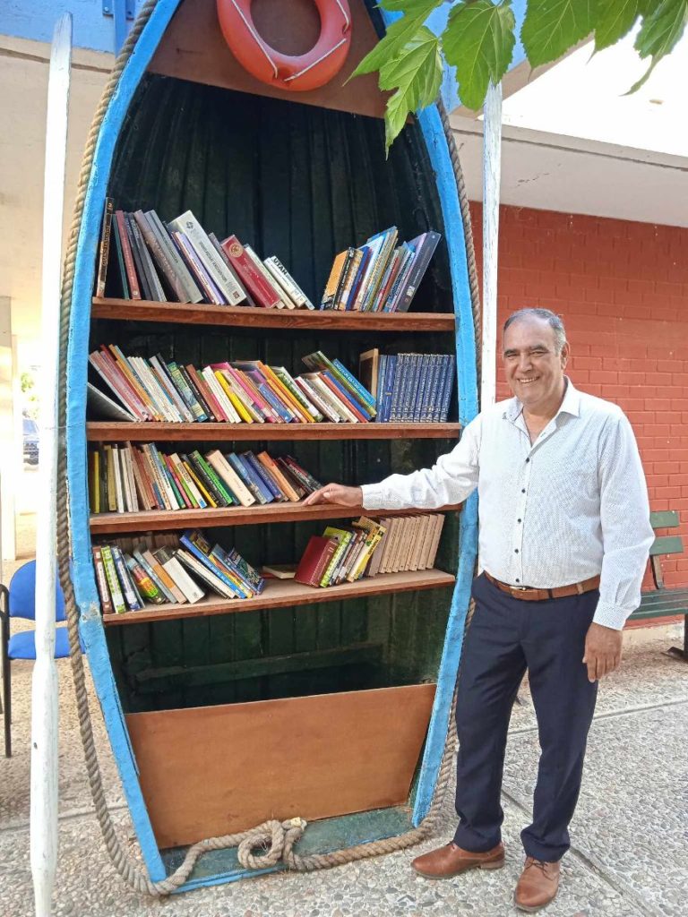 Θεσσαλονίκη: Το άδειο κουφάρι μιας βάρκας «μεταμορφώθηκε» σε πρωτότυπη βιβλιοθήκη στην Καλαμαριά