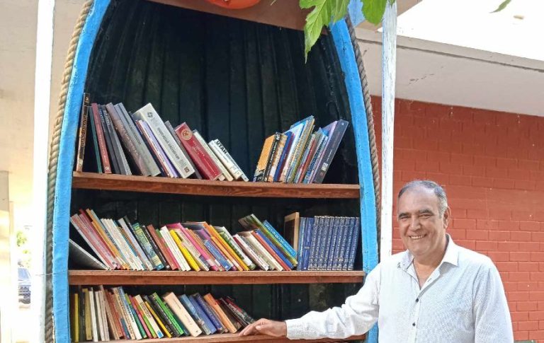 Θεσσαλονίκη: Το άδειο κουφάρι μιας βάρκας «μεταμορφώθηκε» σε βιβλιοθήκη στην Καλαμαριά