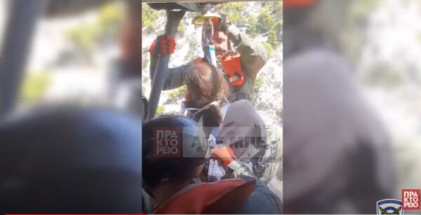 Δείτε βίντεο: Διάσωση 3 ατόμων και 3 παιδιών στη Μονή Κλειστών με Super Puma