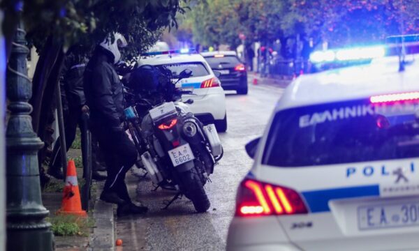 Πυροβολισμοί έξω από αστυνομικό τμήμα