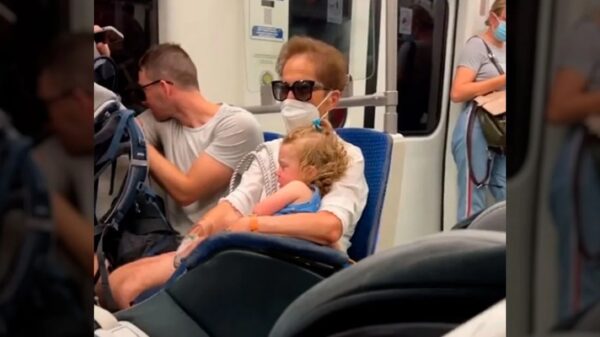 Viral στο TikTok γιαγιά που πήρε αγκαλιά την κόρη τουρίστριας για να την ηρεμήσει από το κλάμα