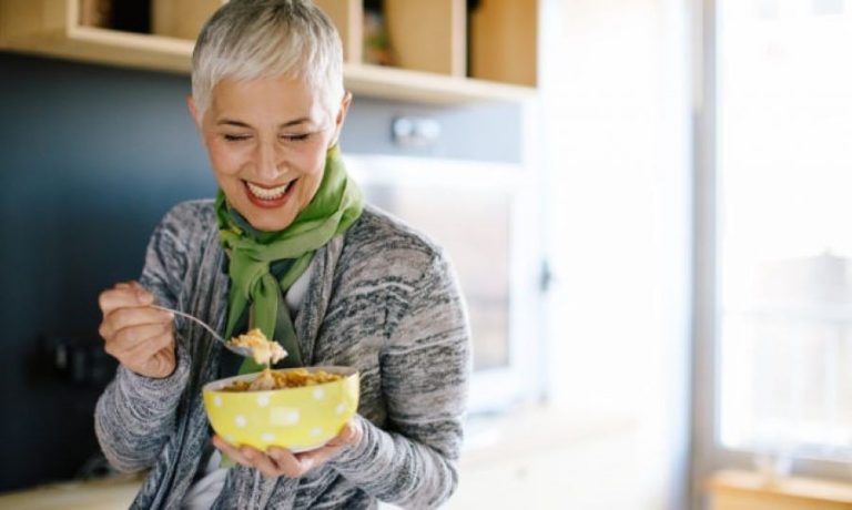 Εμμηνόπαυση: Έξι διατροφικές αλλαγές για να μην πάρετε κιλά μετά τα 40