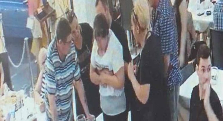 Ζάκυνθος: Σερβιτόρος έσωσε γυναίκα από πνιγμό με λαβή Χάιμλιχ