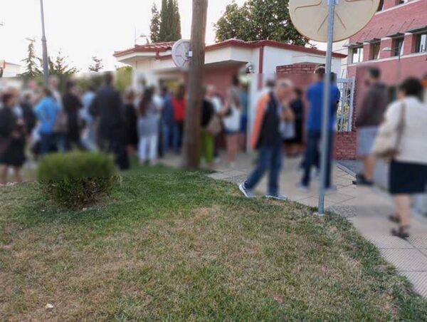 Κοζάνη: Ουρές κόσμου για τις νέες ταυτότητες έξω από το Αστυνομικό Μέγαρο- φωτο