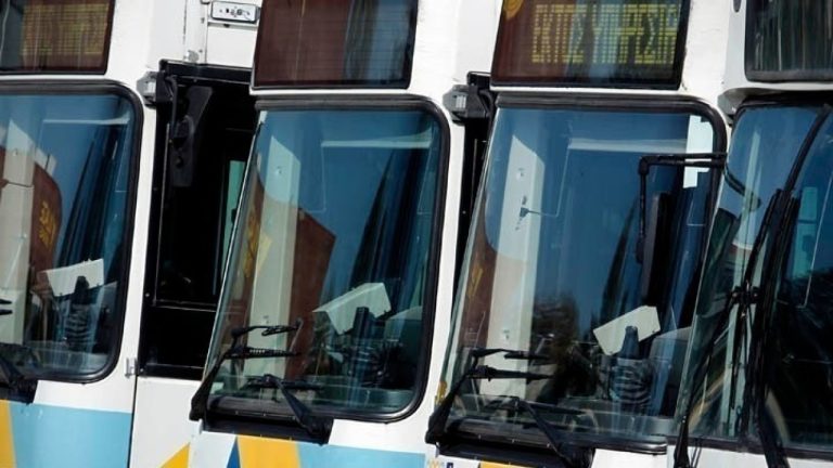 Αναστάτωση στο Ωραιόκαστρο: Άνδρας έσπασε για άγνωστο λόγο τζάμι λεωφορείου ΚΤΕΛ