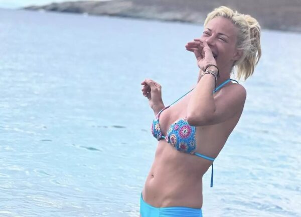 Ζέτα Μακρυπούλια: Χωρίς μακιγιάζ, με γαλάζιο μαγιό απολαμβάνει τις βουτιές στο Αιγαίο