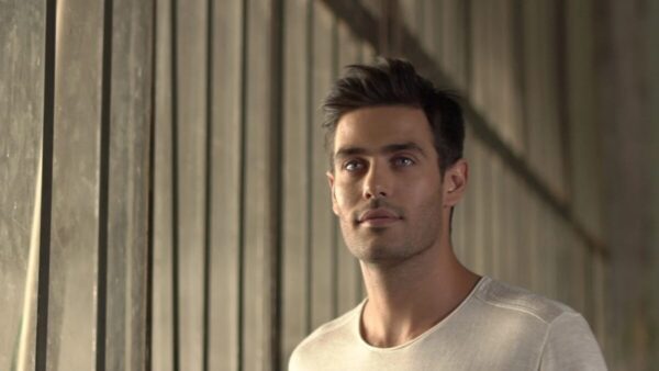 Κώστας Μαρτάκης: Μου έσκιζαν τα ρούχα, μου ξερίζωναν τούφες από τα μαλλιά