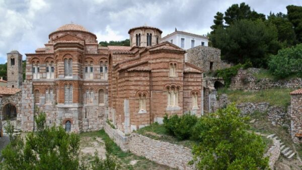 Μονή Οσίου Λουκά: Εγκρίθηκαν οι πιστώσεις αποκατάστασης μετά την πυρκαγιά