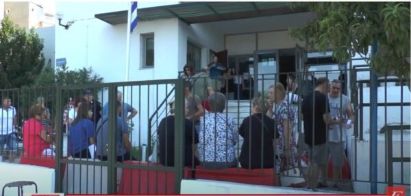 Ουρές έξω από το Αστυνομικό Μέγαρο Σερρών για νέες ταυτότητες- video