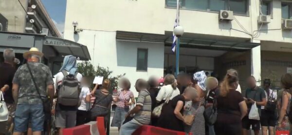 Σέρρες: Κοσμοσυρροή έξω από τα αστυνομικά τμήματα για να αποφύγουν τις νέες ταυτότητες -Αστυνομικοί σε ρόλο φωτογράφου