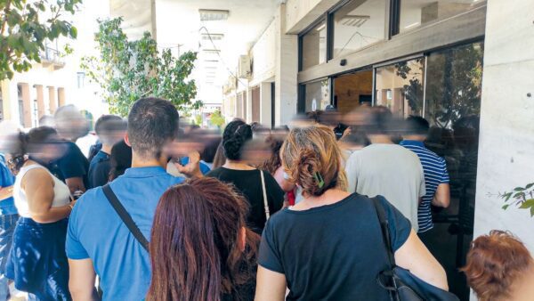 Πανικός για τις ταυτότητες: Ουρές για να αποφύγουν το… τσιπ
