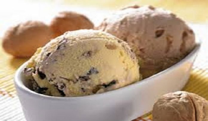 Πώς να εξαφανίσετε τον δύσκολο λεκέ που αφήνει το παγωτό σοκολάτας