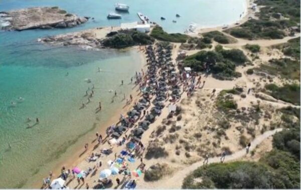 Ποιο είναι το «Κίνημα της Πετσέτας» που ξεκίνησε από την Πάρο και προκάλεσε εισαγγελική παρέμβαση