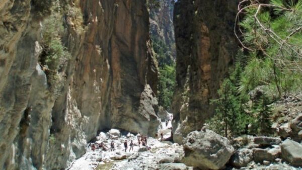 Σεισμός στην Κρήτη: Σοβαρό ατύχημα για πεζοπόρο στο φαράγγι της Σαμαριάς - Έπεσαν πάνω του βράχοι και τραυματίστηκε 