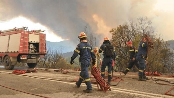 Μάχη με τις αναζωπυρώσεις στον Έβρο